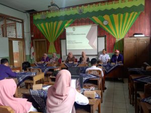 Prodi Magister Pendidikan Bahasa Indonesia Mengadakan Pengabdian dan Sosialisasi di Kecamatan Mojogedang Kabupaten Karanganyar