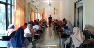 Pendalaman Materi TOEFL untuk Meningkatkan Keterampilan Berbahasa Inggris bagi Mahasiswa Program Pascasarjana